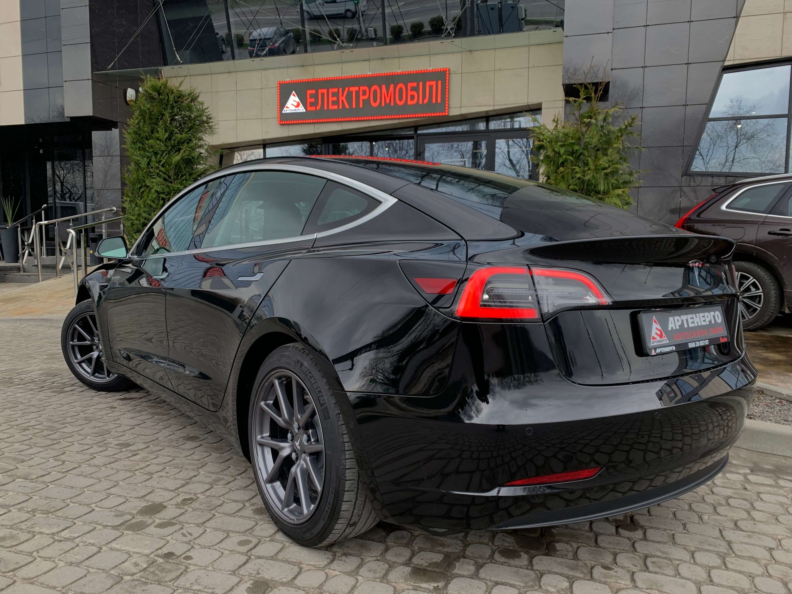 TESLA-Model-3-long-range-black-artenergomotor-3